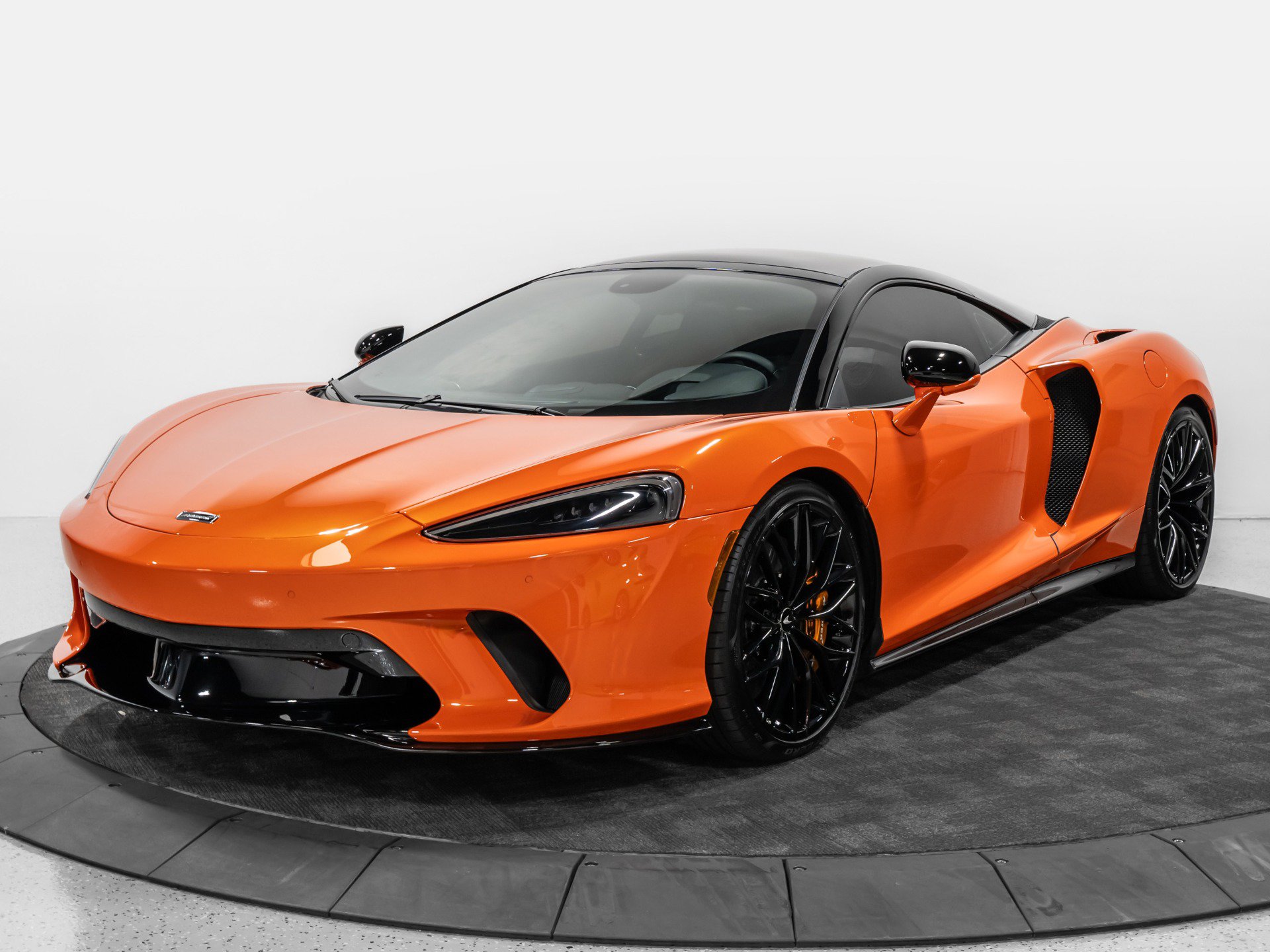 Used 2023 McLaren GT RWD image 2