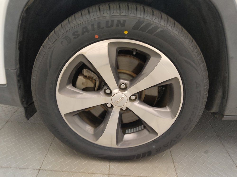 Used 2019 Jeep Cherokee Limited FWD image 31