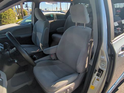 Used 2020 Toyota Sienna LE image 17
