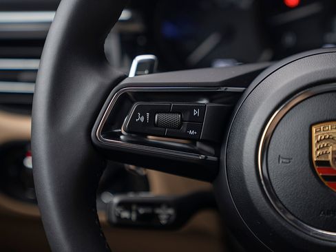 Certified 2026 Porsche Macan AWD/4WD image 7