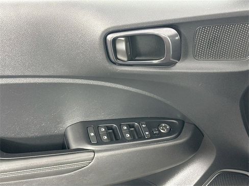 Used 2023 Hyundai Venue Limited image 26