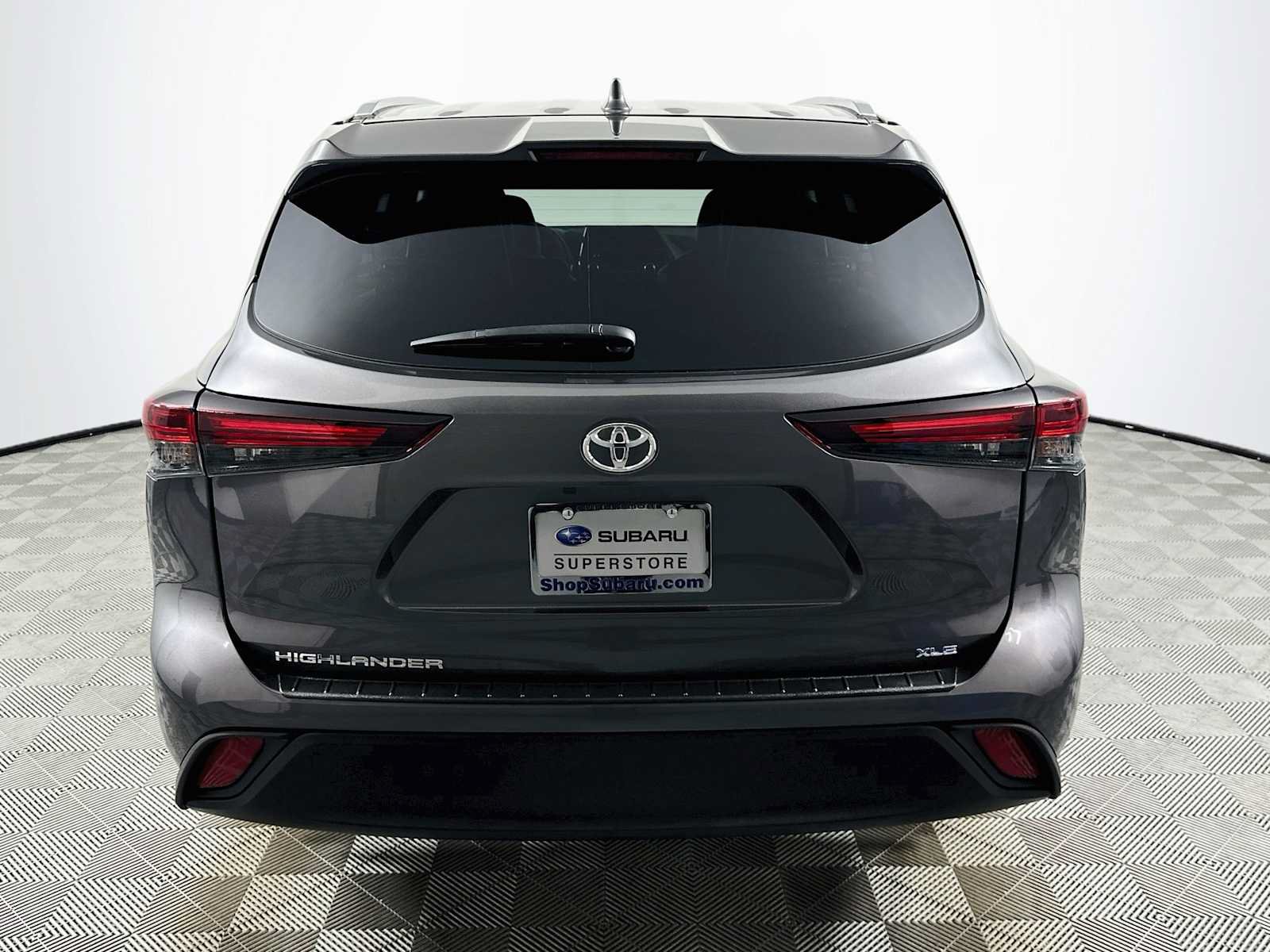 Used 2024 Toyota Highlander XLE FWD image 6
