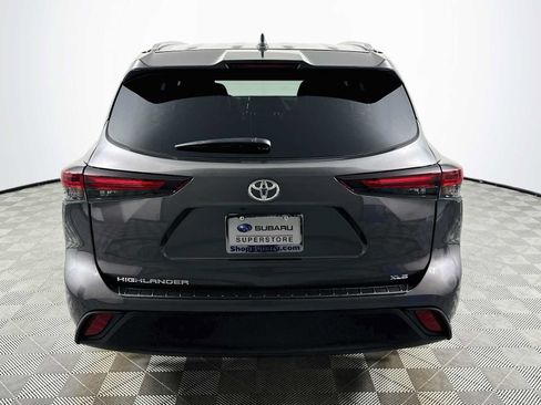 Used 2024 Toyota Highlander XLE FWD image 6