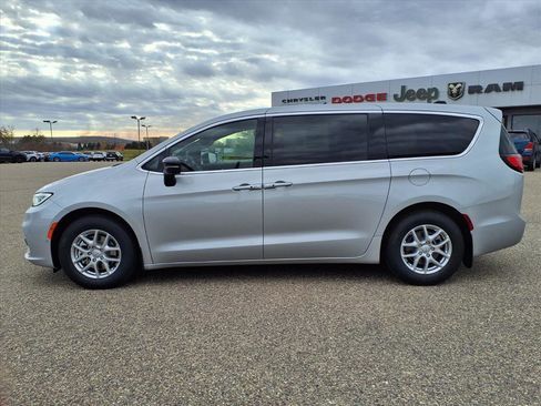 New 2026 Chrysler Pacifica Select FWD image 8