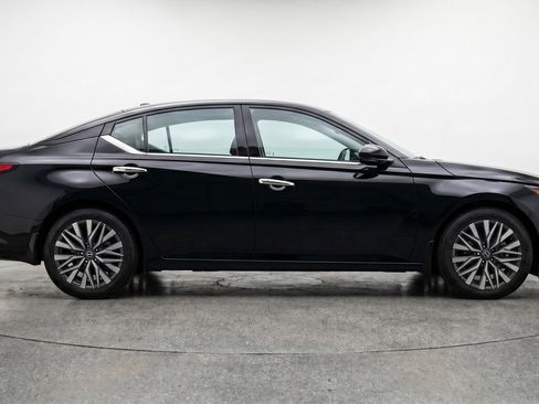 Used 2025 Nissan Altima 2.5 SV FWD image 11