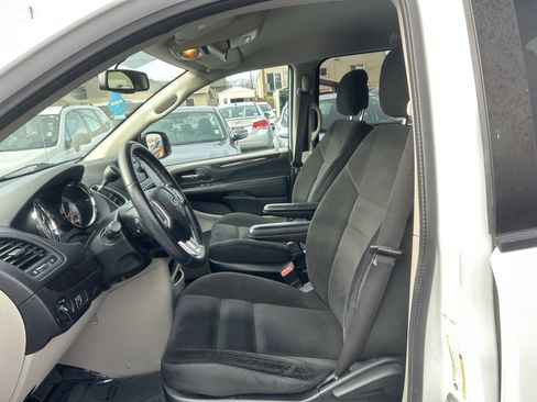 Used 2017 Dodge Grand Caravan SE w/ UConnect Hands-Free Group image 8