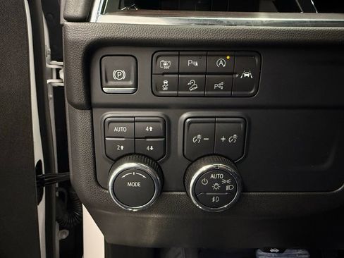 Used 2025 Chevrolet Suburban Z71 image 15