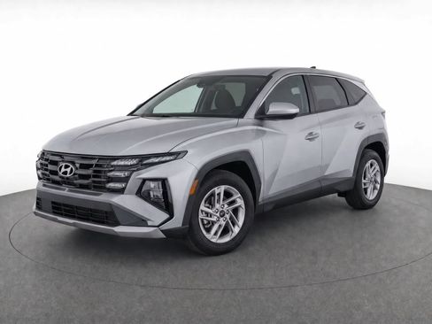 Used 2025 Hyundai Tucson SE FWD image 2