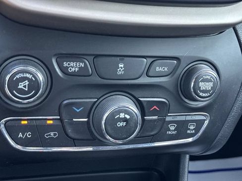 Used 2017 Jeep Cherokee Latitude w/ Safety/Convenience Group FWD image 25