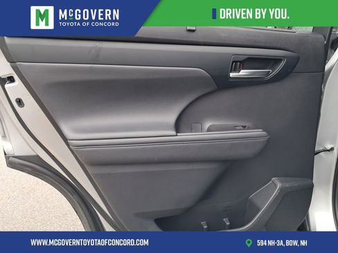 Used 2023 Toyota Highlander XLE AWD/4WD image 18