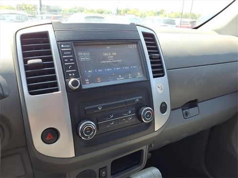 Used 2019 Nissan Frontier SV image 6