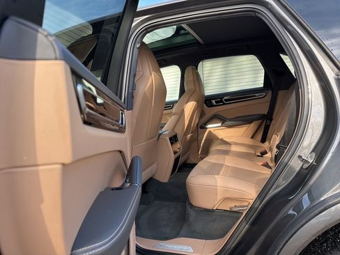 Used 2021 Porsche Cayenne Turbo image 7