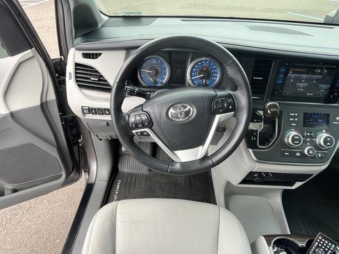 Used 2017 Toyota Sienna XLE w/ XLE Navigation Package AWD/4WD image 12