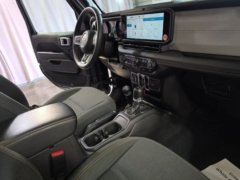 Used 2024 Jeep Wrangler Unlimited Sahara AWD/4WD image 18