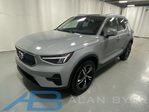 Used 2025 Volvo XC40 B5 Core image 1