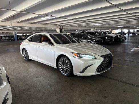 Used 2024 Lexus ES 300h Ultra Luxury w/ Accessory Package (Z2) FWD image 3