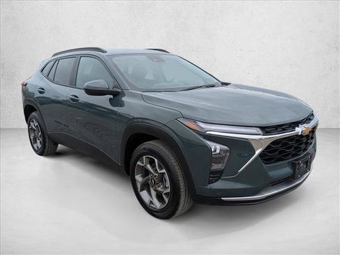 Used 2025 Chevrolet Trax LT w/ LT Convenience Package image 3