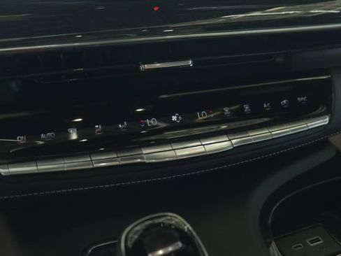 Certified 2022 Cadillac Escalade ESV Premium Luxury image 20