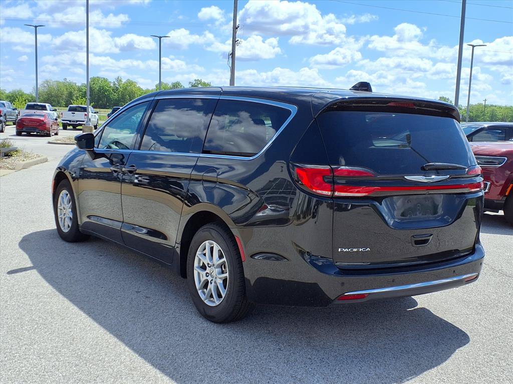 Used 2023 Chrysler Pacifica Touring-L FWD image 2