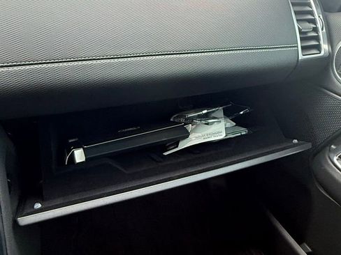 Used 2023 Land Rover Discovery Metropolitan Edition image 42