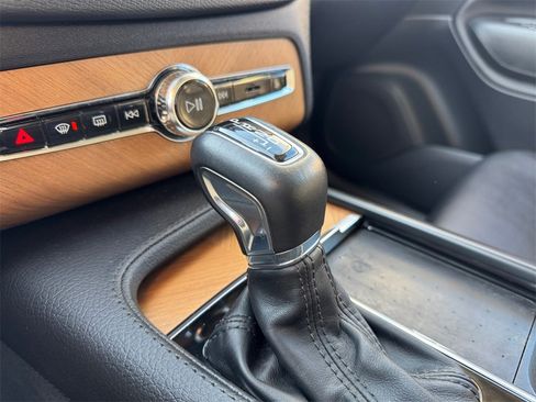 Certified 2022 Volvo XC90 T6 Momentum w/ Advanced Package image 16