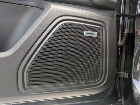 Certified 2025 Porsche Macan image 13