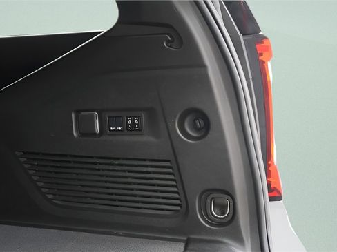 Used 2024 GMC Yukon XL AT4 w/ Technology Package image 31