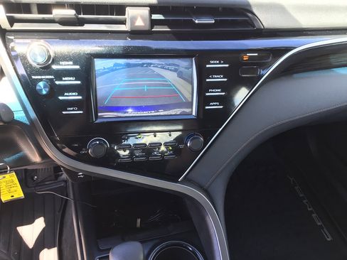 Used 2018 Toyota Camry LE FWD image 13