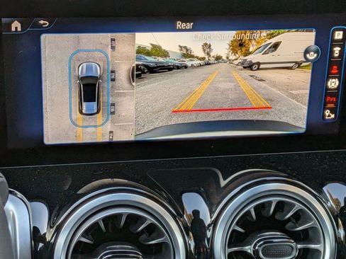 Used 2024 Mercedes-Benz EQB 300 4MATIC image 11