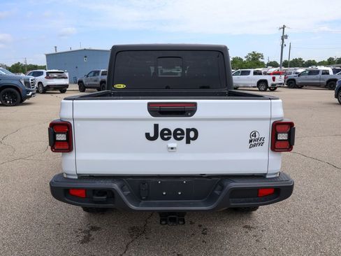 Used 2024 Jeep Gladiator Sport AWD/4WD image 4
