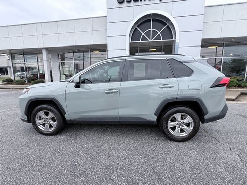 Used 2022 Toyota RAV4 XLE w/ Convenience Package FWD image 5