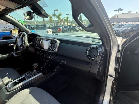 Used 2019 Toyota Tacoma TRD Sport AWD/4WD image 15
