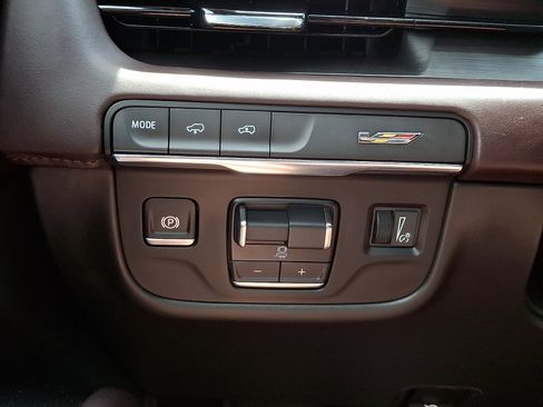 Certified 2024 Cadillac Escalade ESV V w/ LPO, ONYX Package AWD/4WD image 25