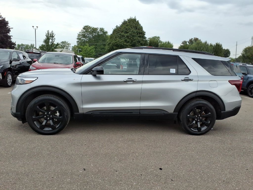 Certified 2023 Ford Explorer ST-Line AWD/4WD image 2
