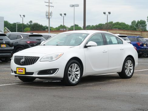 Used 2017 Buick Regal FWD image 3