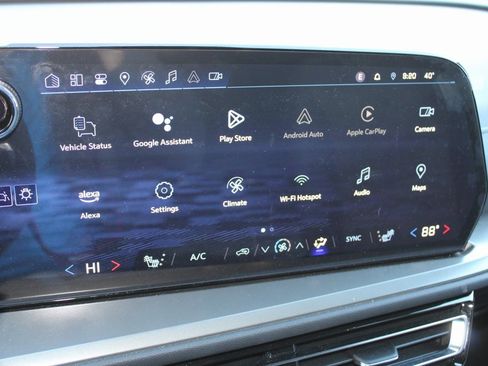 Used 2024 Chevrolet Traverse LS image 9