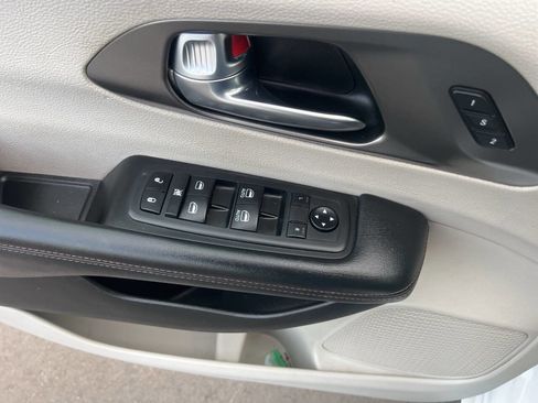 Used 2020 Chrysler Pacifica Touring-L image 23