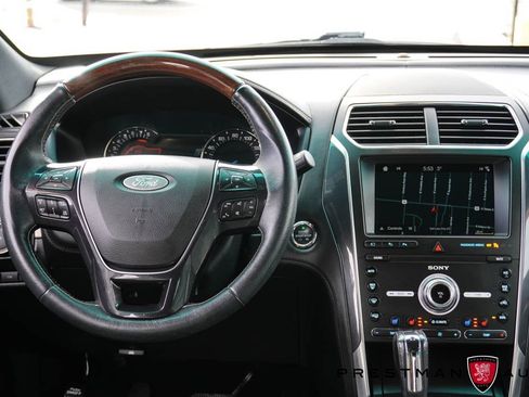 Used 2019 Ford Explorer Platinum image 2