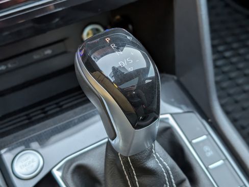 Used 2025 Volkswagen Taos SE image 31