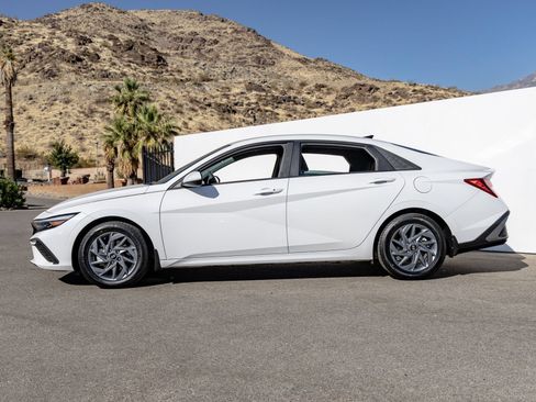 Used 2024 Hyundai Elantra SEL FWD image 6