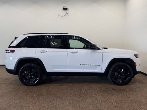 Used 2023 Jeep Grand Cherokee Altitude AWD/4WD image 8