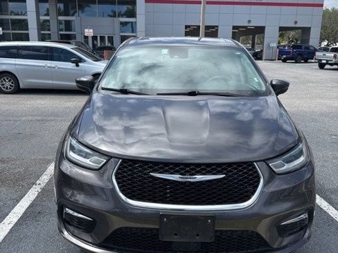 Used 2023 Chrysler Pacifica Touring-L image 5