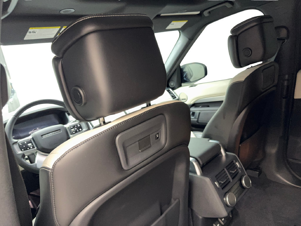 Used 2024 Land Rover Discovery Dynamic SE AWD/4WD image 35