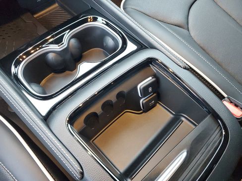 New 2026 Chrysler Pacifica Limited w/ Uconnect Theater Family Group image 19