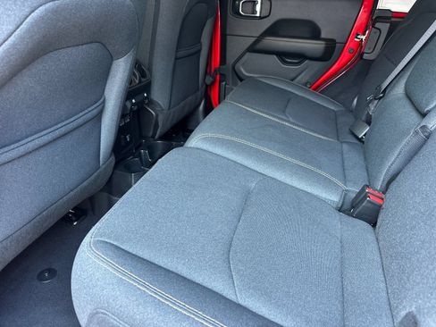 Used 2025 Jeep Wrangler Unlimited Sahara AWD/4WD image 14