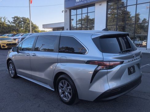 Used 2021 Toyota Sienna XLE image 10