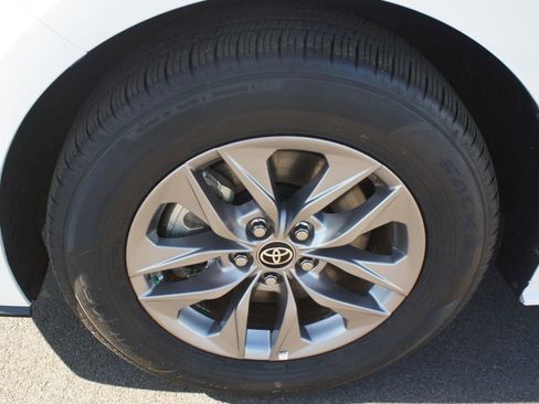 Used 2025 Toyota Sienna LE image 26