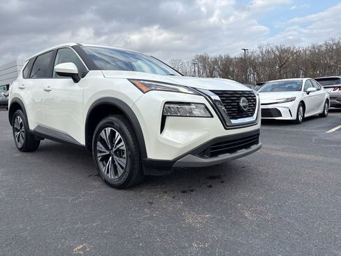 Used 2023 Nissan Rogue SV image 3