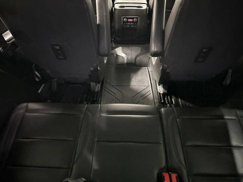 Used 2021 Chevrolet Tahoe Z71 w/ Luxury Package AWD/4WD image 15