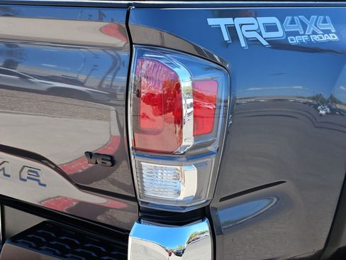 Used 2022 Toyota Tacoma TRD Off-Road AWD/4WD image 11